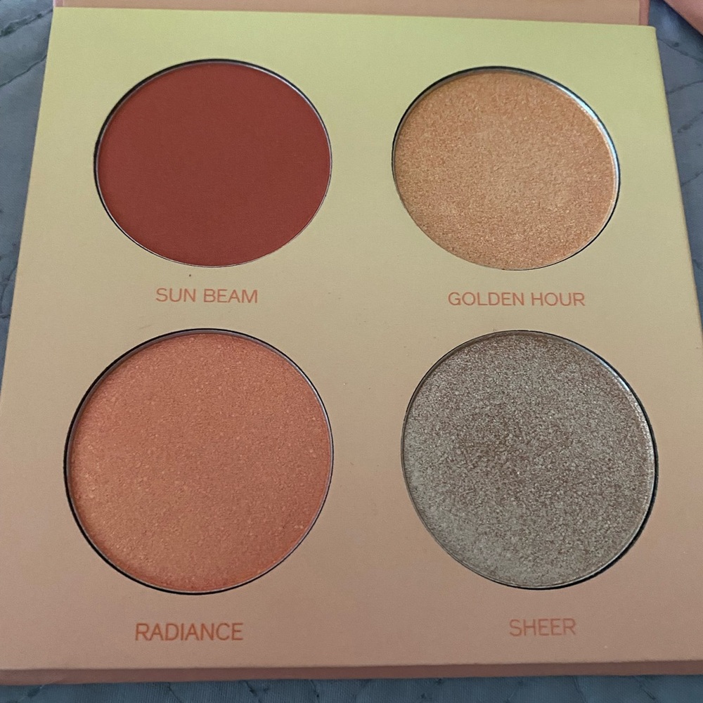 NWOT Hipdot Sun Goddess Four Shade Face Palette